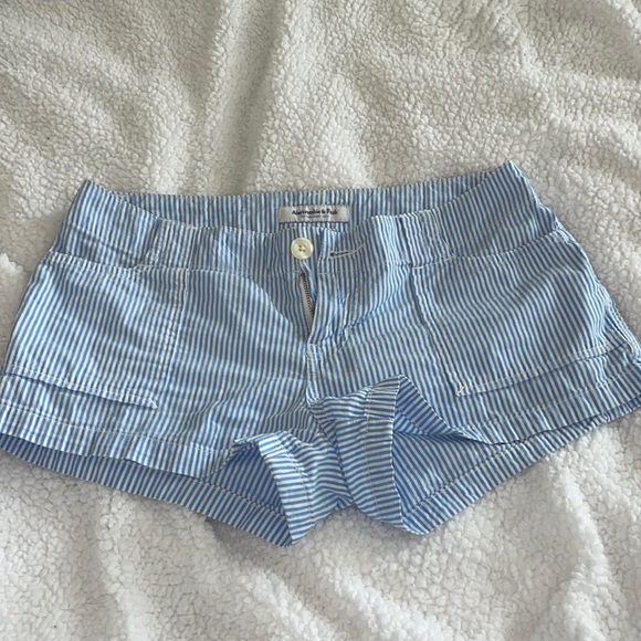 Abercrombie & Fitch light blue and white khaki shorts. Size 2. - Picture 1 of 3